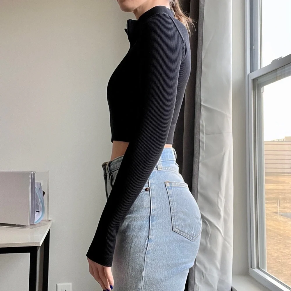 🔥Black Ribbed Zip-Up Crop Top - Picture 3 of 12